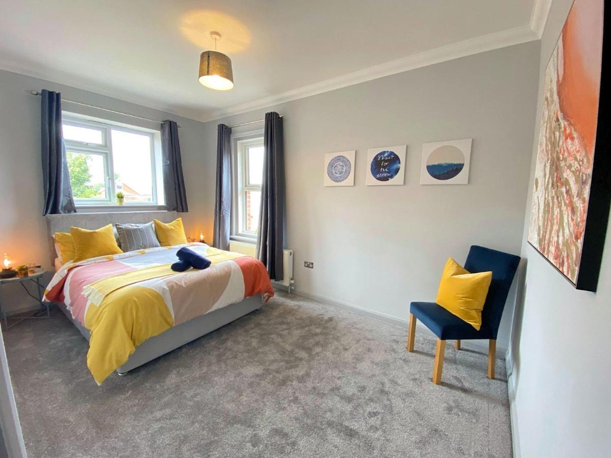 Beautiful Large 4 Bedroom House - 5 Minute Walk To The Best Beach! - Great Location - Garden - Parking - Fast Wifi - Smart Tv - Newly Decorated - Sleeps Up To 10! Close To Bournemouth & Poole & Sandbanks Zewnętrze zdjęcie