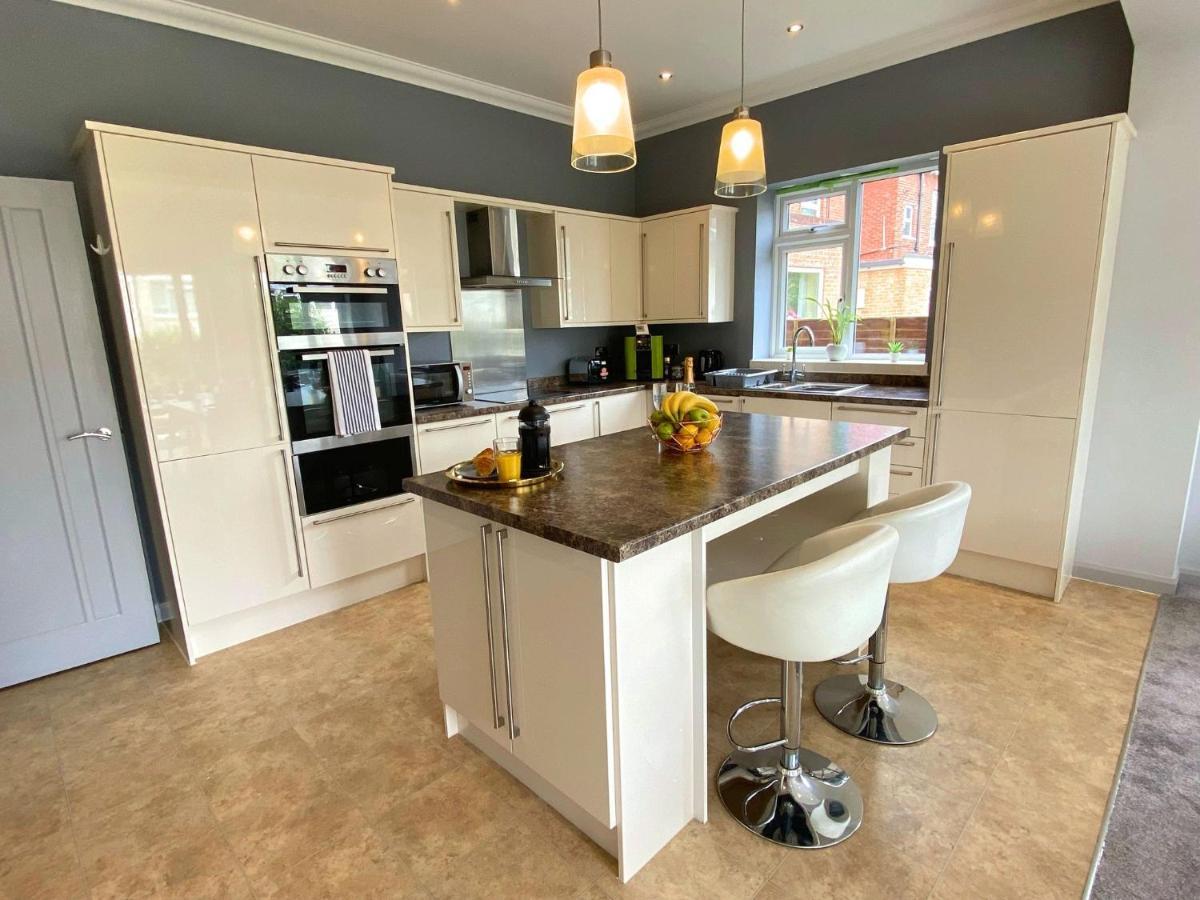 Beautiful Large 4 Bedroom House - 5 Minute Walk To The Best Beach! - Great Location - Garden - Parking - Fast Wifi - Smart Tv - Newly Decorated - Sleeps Up To 10! Close To Bournemouth & Poole & Sandbanks Zewnętrze zdjęcie