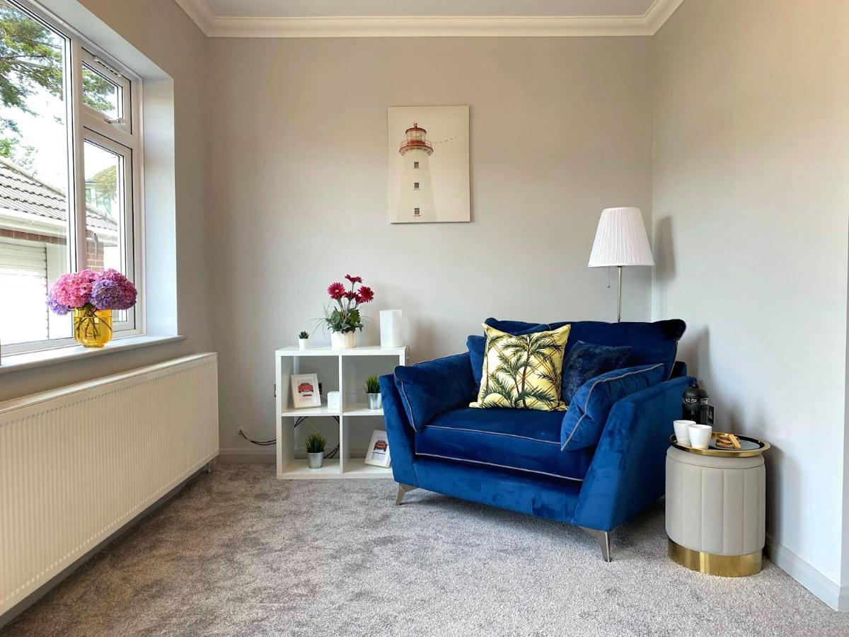 Beautiful Large 4 Bedroom House - 5 Minute Walk To The Best Beach! - Great Location - Garden - Parking - Fast Wifi - Smart Tv - Newly Decorated - Sleeps Up To 10! Close To Bournemouth & Poole & Sandbanks Zewnętrze zdjęcie