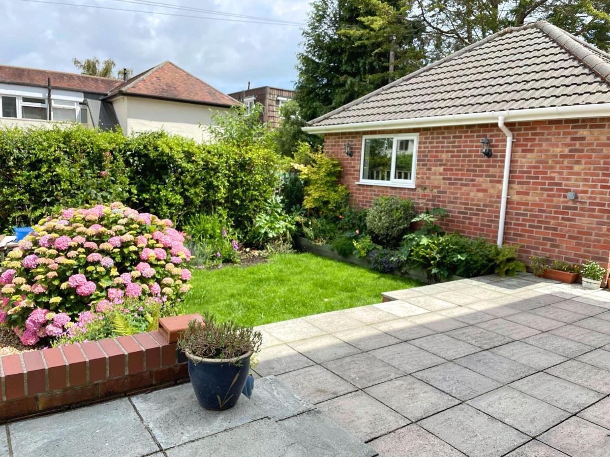 Beautiful Large 4 Bedroom House - 5 Minute Walk To The Best Beach! - Great Location - Garden - Parking - Fast Wifi - Smart Tv - Newly Decorated - Sleeps Up To 10! Close To Bournemouth & Poole & Sandbanks Zewnętrze zdjęcie