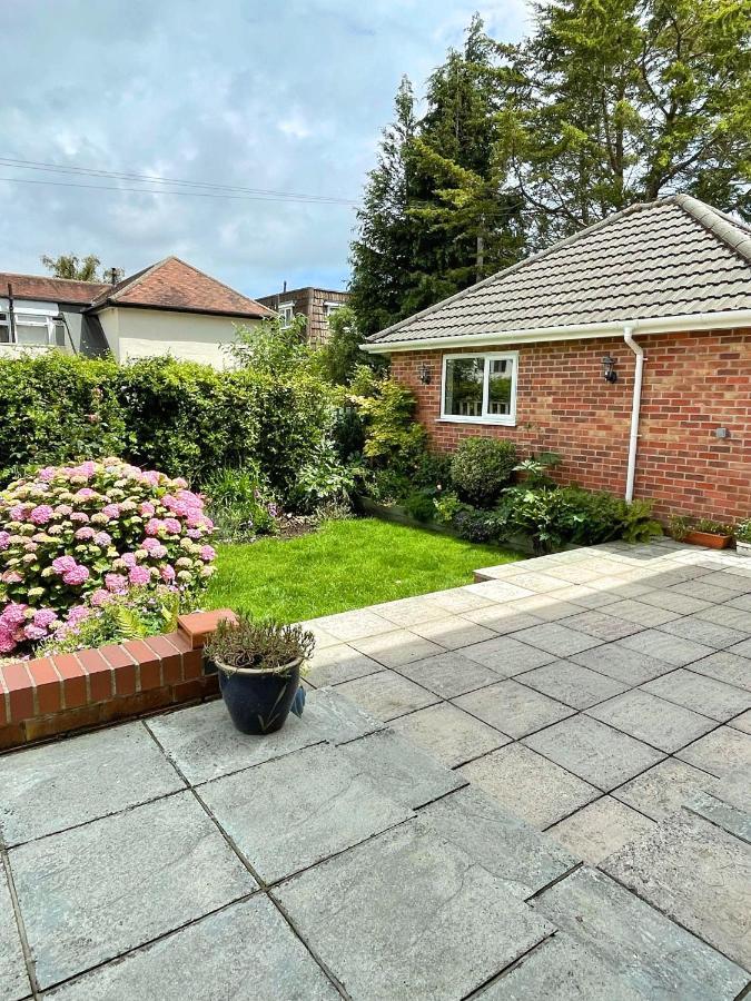 Beautiful Large 4 Bedroom House - 5 Minute Walk To The Best Beach! - Great Location - Garden - Parking - Fast Wifi - Smart Tv - Newly Decorated - Sleeps Up To 10! Close To Bournemouth & Poole & Sandbanks Zewnętrze zdjęcie