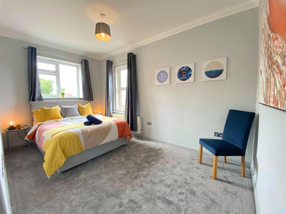 Beautiful Large 4 Bedroom House - 5 Minute Walk To The Best Beach! - Great Location - Garden - Parking - Fast Wifi - Smart Tv - Newly Decorated - Sleeps Up To 10! Close To Bournemouth & Poole & Sandbanks Zewnętrze zdjęcie