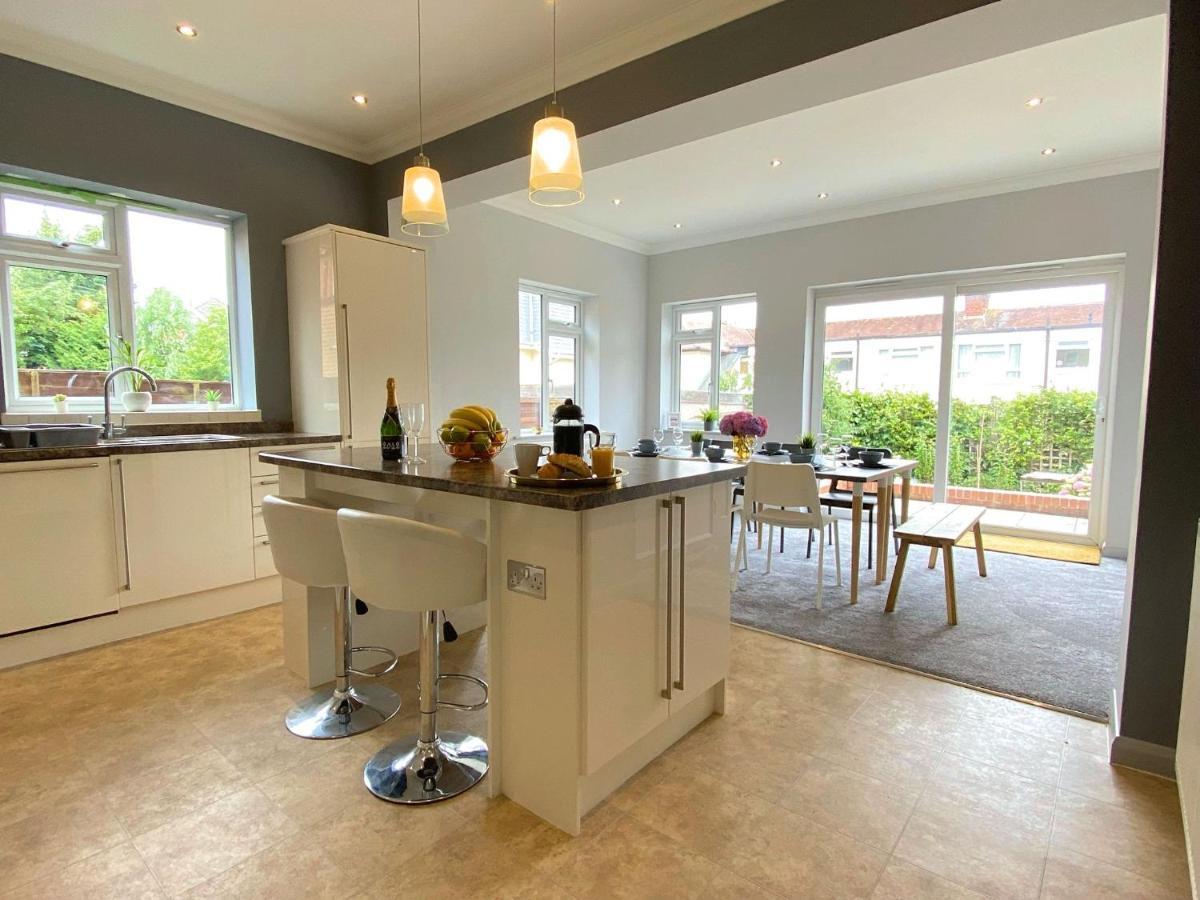 Beautiful Large 4 Bedroom House - 5 Minute Walk To The Best Beach! - Great Location - Garden - Parking - Fast Wifi - Smart Tv - Newly Decorated - Sleeps Up To 10! Close To Bournemouth & Poole & Sandbanks Zewnętrze zdjęcie