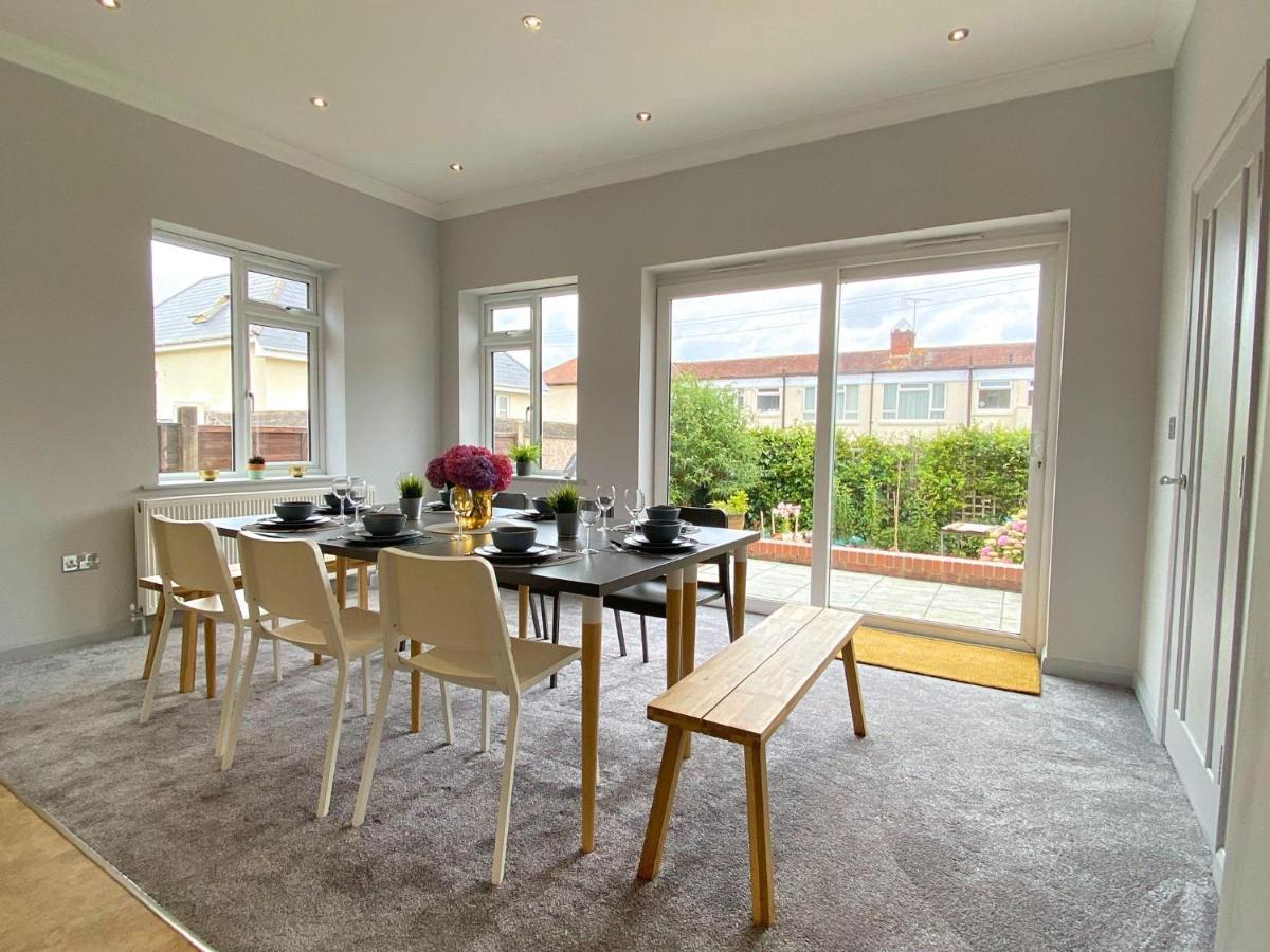 Beautiful Large 4 Bedroom House - 5 Minute Walk To The Best Beach! - Great Location - Garden - Parking - Fast Wifi - Smart Tv - Newly Decorated - Sleeps Up To 10! Close To Bournemouth & Poole & Sandbanks Zewnętrze zdjęcie