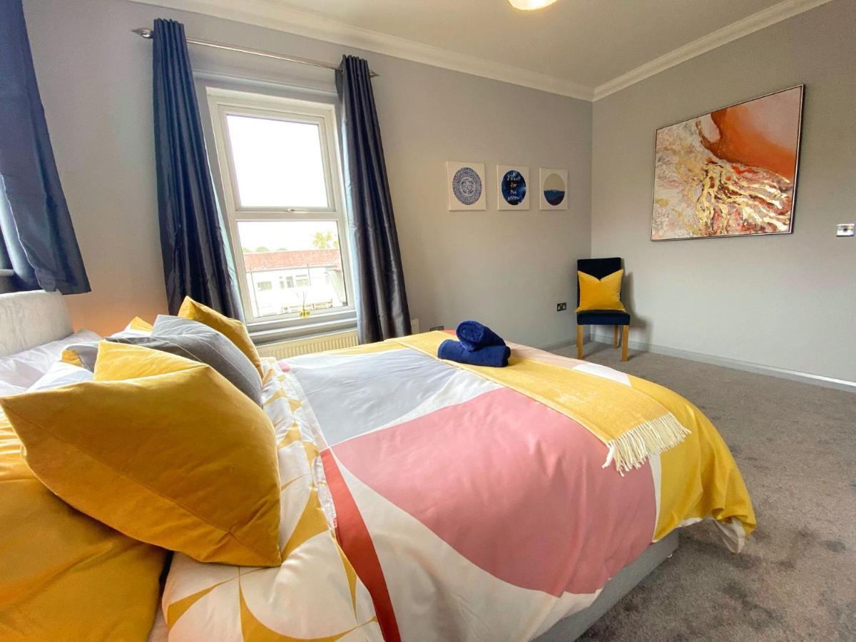 Beautiful Large 4 Bedroom House - 5 Minute Walk To The Best Beach! - Great Location - Garden - Parking - Fast Wifi - Smart Tv - Newly Decorated - Sleeps Up To 10! Close To Bournemouth & Poole & Sandbanks Zewnętrze zdjęcie