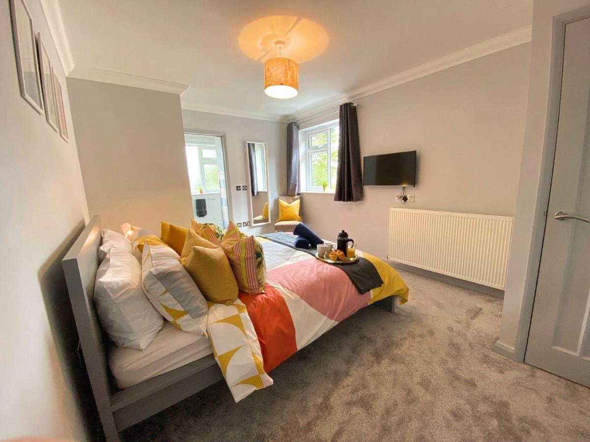 Beautiful Large 4 Bedroom House - 5 Minute Walk To The Best Beach! - Great Location - Garden - Parking - Fast Wifi - Smart Tv - Newly Decorated - Sleeps Up To 10! Close To Bournemouth & Poole & Sandbanks Zewnętrze zdjęcie